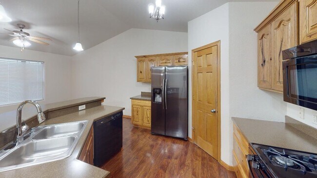 Foto del edificio - Spacious 4-Bed, 3-Bath Family Home with Fenced Yard and Attached Garage