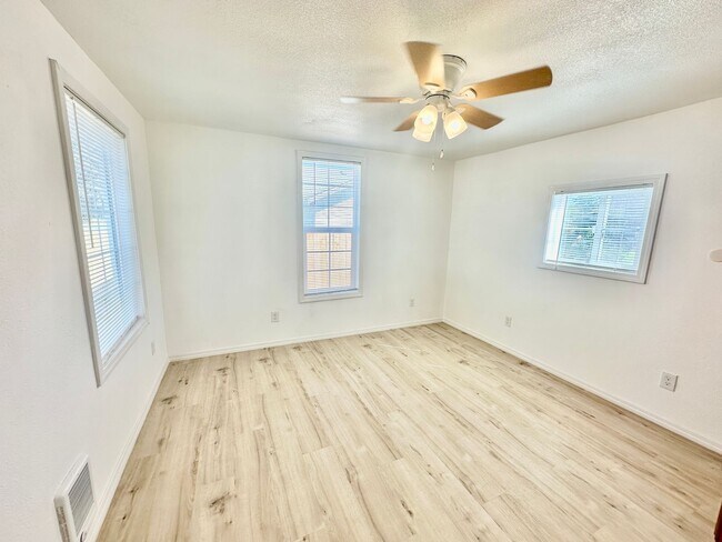 Building Photo - Newly Remodeled!