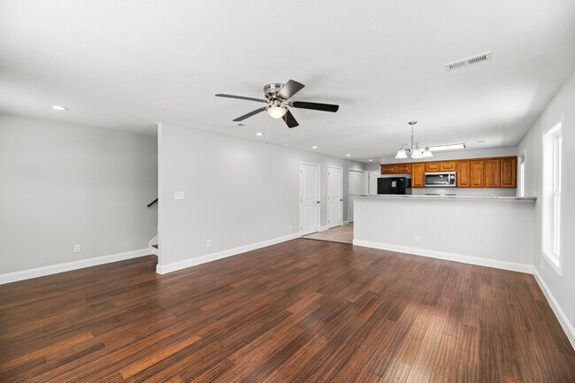 Sala de estar desde el frente de la casa - 621 Lord Ave