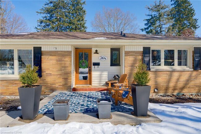 Building Photo - STUNNING 4 Bedroom Home in Byron * LARGE YARD with POOL * Finished basement