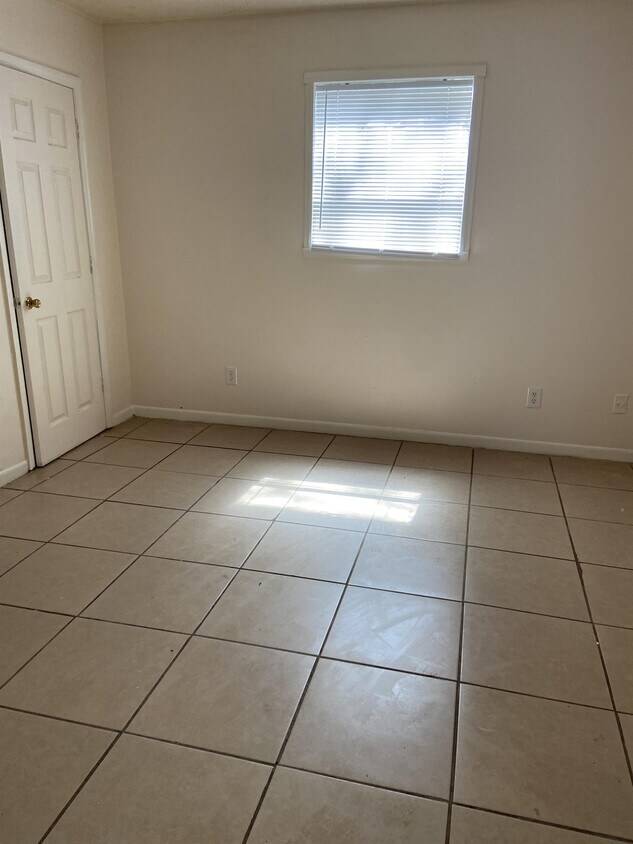 Building Photo - 619 Vallotton Dr