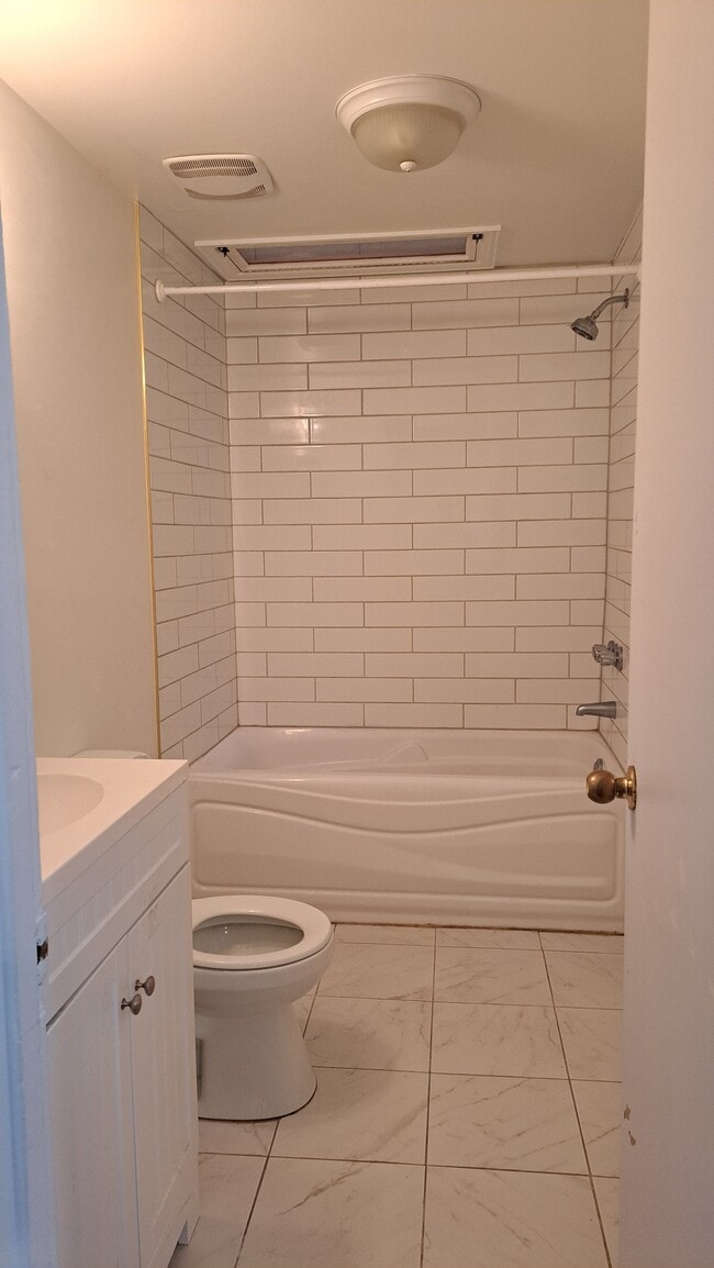 Bathroom - 7110 Av 14E