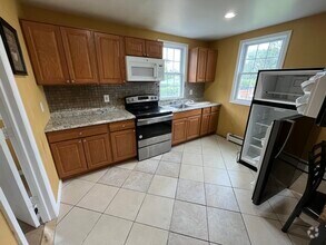 Building Photo - 37 Mindres Ave