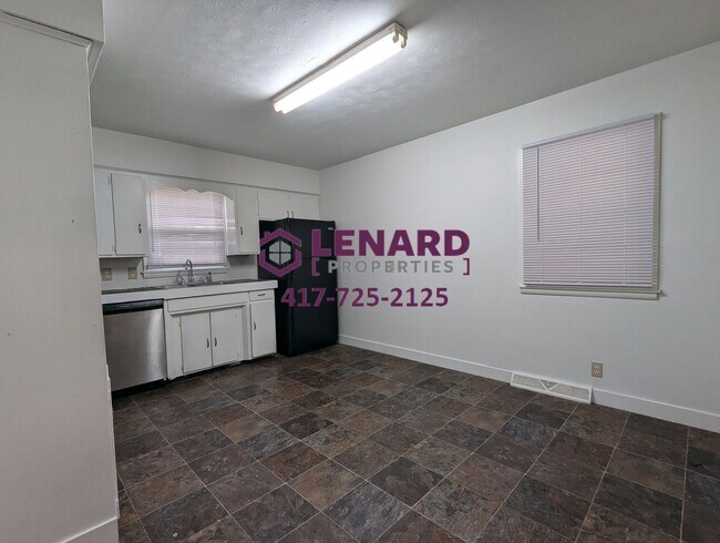 Building Photo - Spacious 3 Bedroom Home!