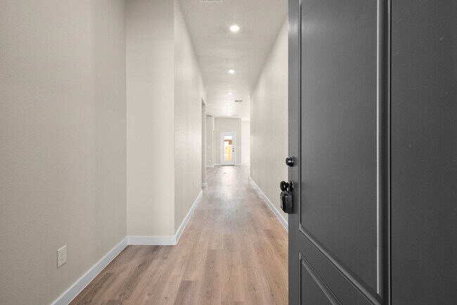 Foto del edificio - 4 Bedroom Rental Available July 7th in Lub...