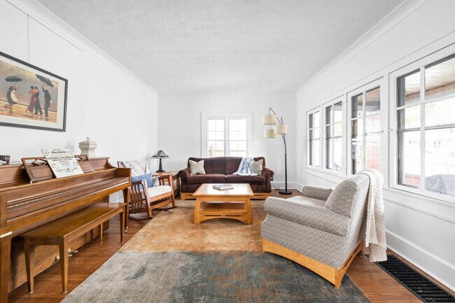 Foto del edificio - 4452 Carrollton Ave