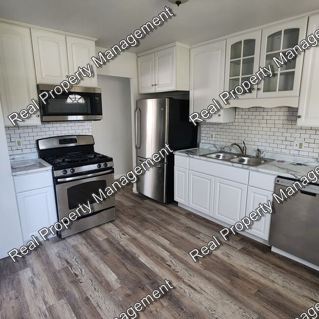 Building Photo - Four Bedroom Bi-Level