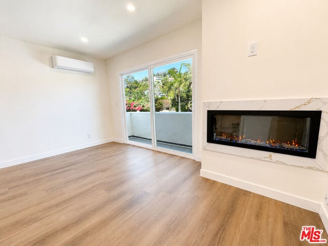 Building Photo - 2449 Beachwood Dr