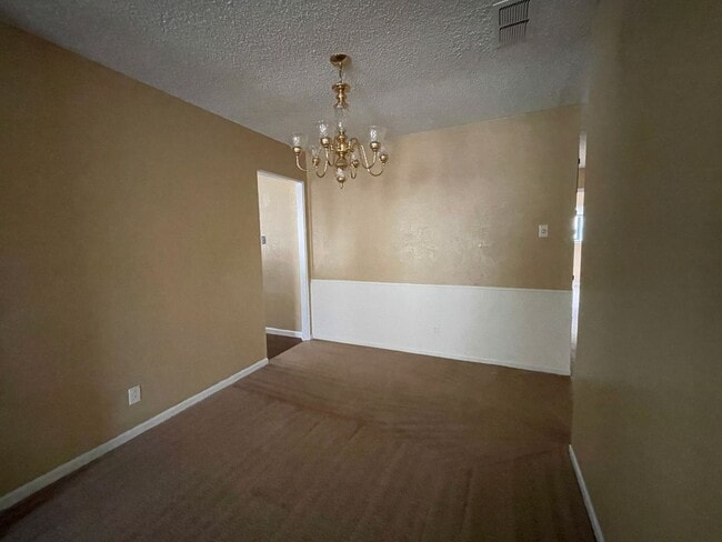 Building Photo - 1409 Farhills Dr