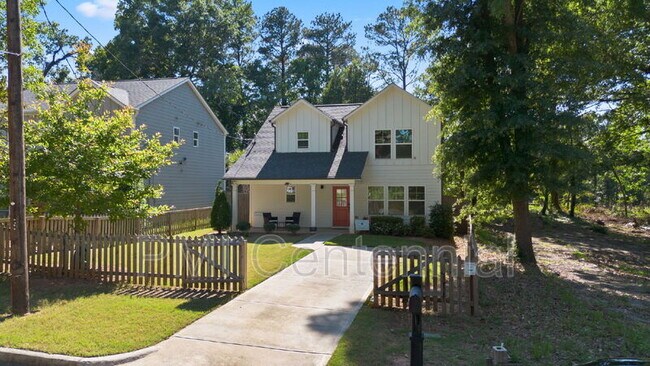 Foto del edificio - 1120 Wedgewood Dr NW