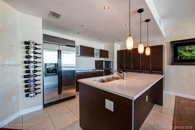 Building Photo - 1900 N Bayshore Dr