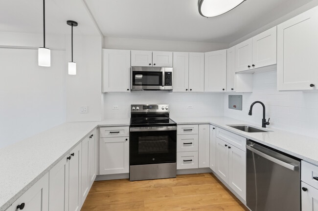 Building Photo - 555 W Cornelia Ave