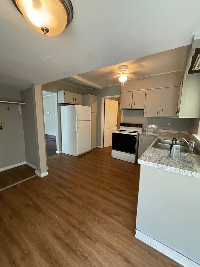 Building Photo - Nice 2 Bedroom 1 Bathroom Home