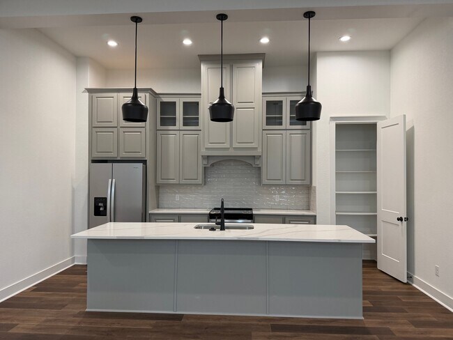 Foto del edificio - 5041 Mooney Fls Dr