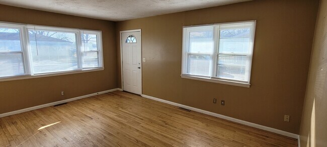 Living - 442 Hazel Ct