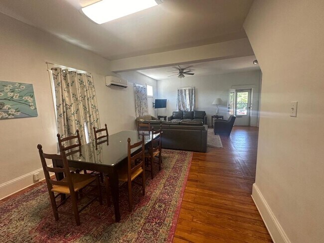 Building Photo - Salem Charm!