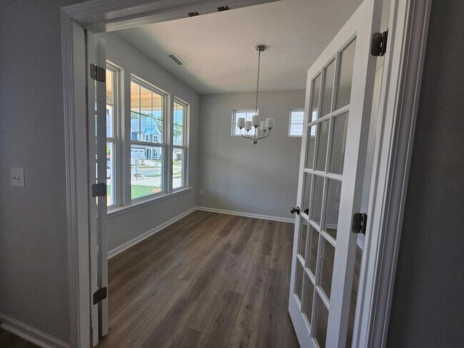 Building Photo - 3127 Armeria Dr