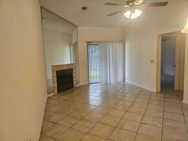 Foto del edificio - $995.00 - 2/2 - Newly Upgraded