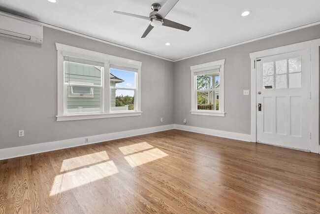 Building Photo - Adorable West Seattle Cape Cod Charmer!