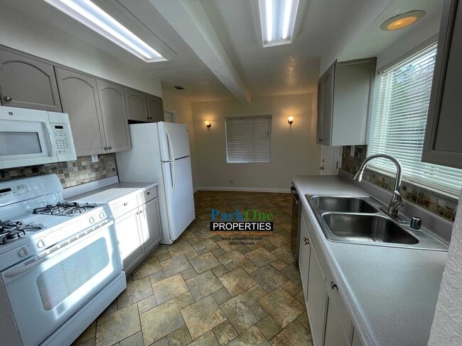 Building Photo - Nice Concord Home with a Beautiful Large Y...