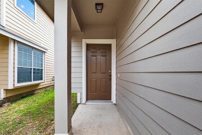 Foto del edificio - 16623 Newglen Ln