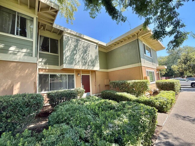 Building Photo - Cute West Davis 3 bed Condo