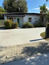 Building Photo - 705 E 9th Ct