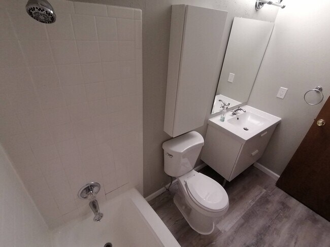 Building Photo - 2060 Woodtrail Dr