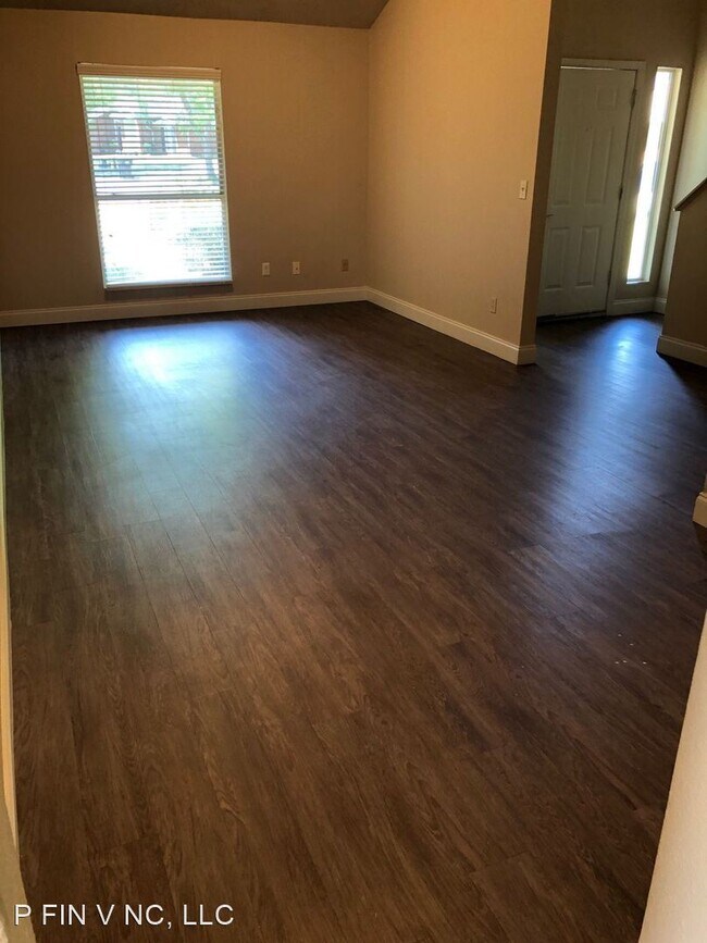 Building Photo - 4 br, 2.5 bath House - 806 Bellflower Cir