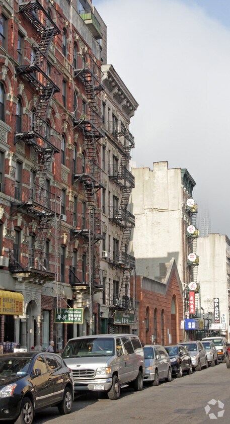 Building Photo - 52 Henry St