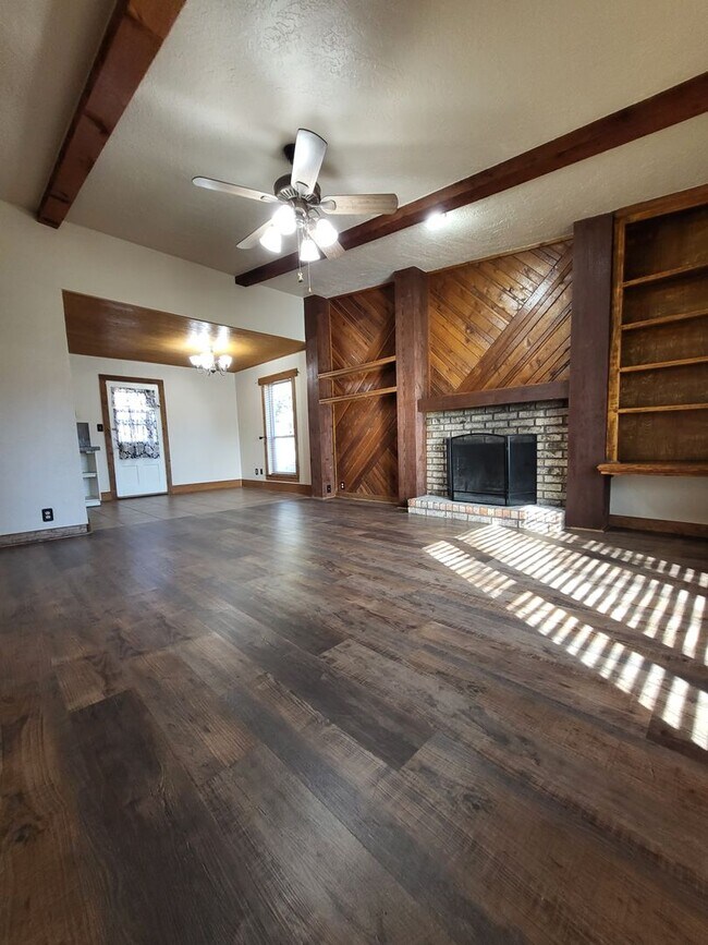 Building Photo - (3) Bed/(2) Bath w/ Updates in Kitchen and...