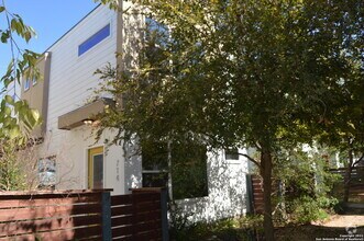 Building Photo - 714 N Cherry St