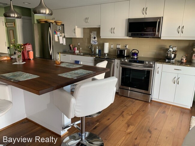 Building Photo - 2 br, 2 bath House - 2830 Shore Dr. #401