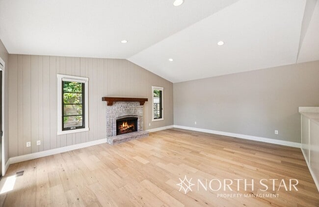 Building Photo - Charming One-Level Duplex in Prime Mt. Par...