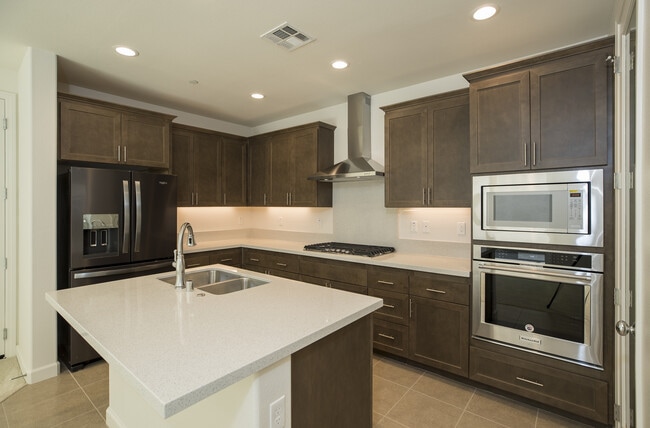 Building Photo - 3 Bedroom Standalone Townhouse w/ 2-Car Ga...