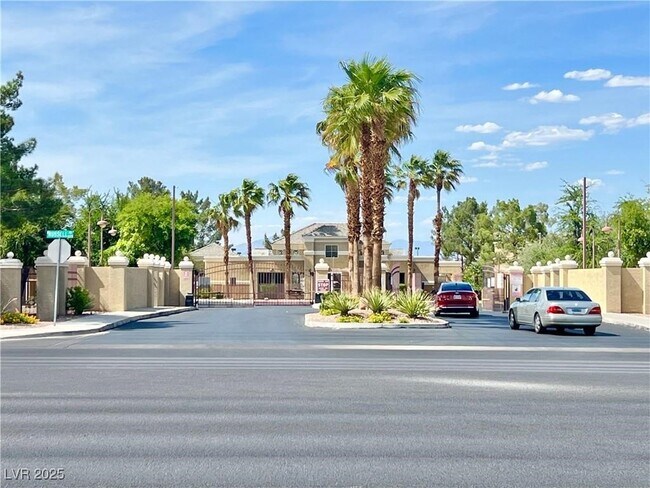 Foto del edificio - 8070 W Russell Rd