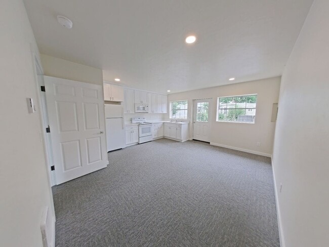 Building Photo - 1 Bedroom- All utilities included