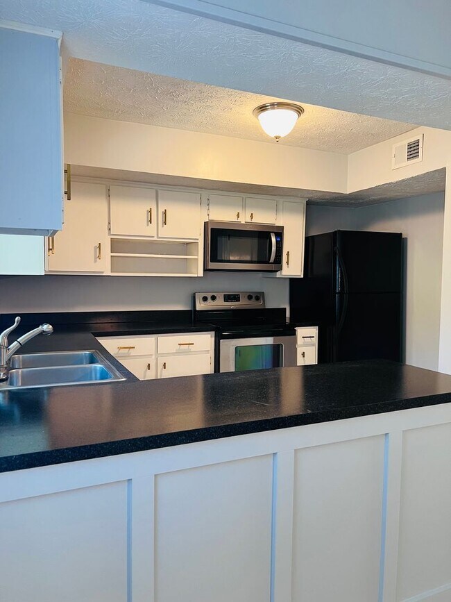 Building Photo - 3 bed/2 bath Townhome - 2.2 miles from Auburn University!