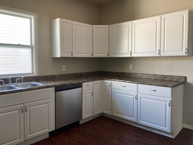 Foto del edificio - Spacious 4 Bedroom 2 bathroom home