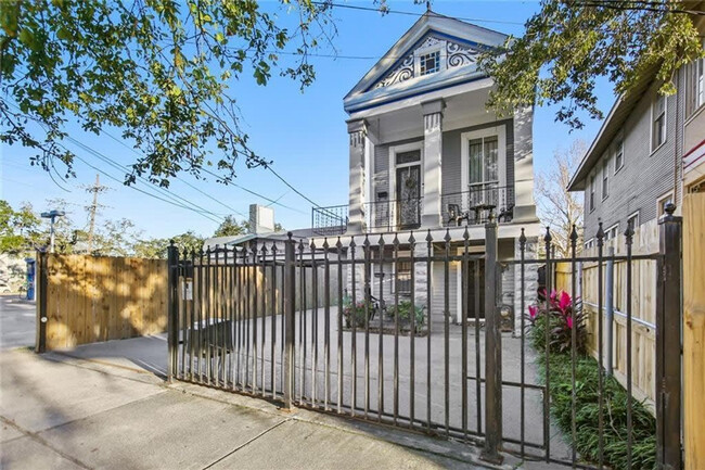 Building Photo - 4426 S Carrollton Ave