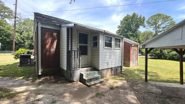 Building Photo - Near the Nashville Airport: 2BR, 1BA house...