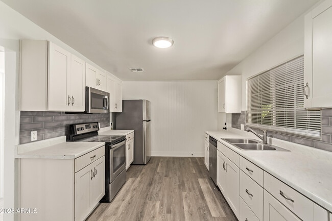 Building Photo - 2139 W Vista Ave