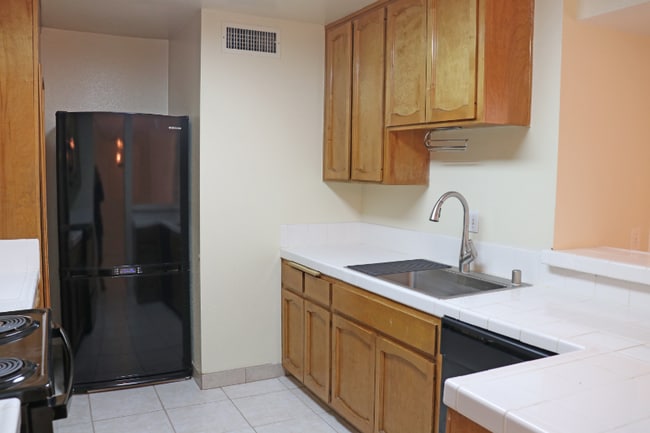 Building Photo - 2639 Pirineos Way
