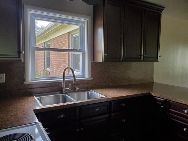Foto del edificio - 2 br, 1 bath House - 4 Bowman Rd.