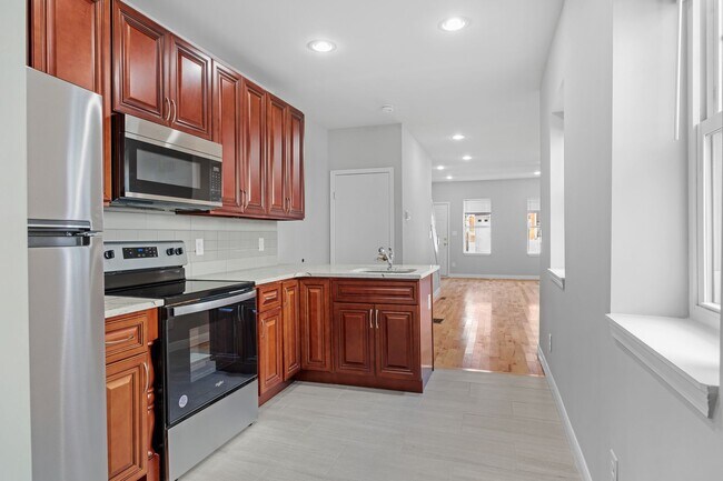 Building Photo - ???COMPLETELY RENOVATED 3 BEDROOM AND 1.5 ...