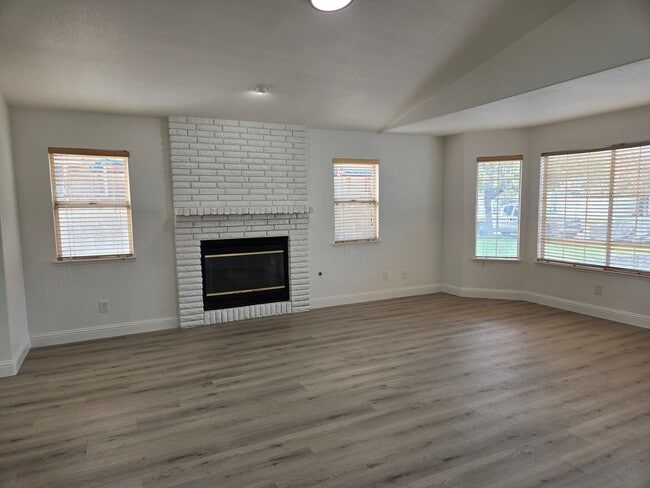 Building Photo - 3884 Paula Ct