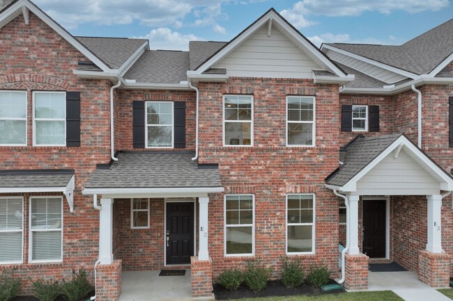 Foto del edificio - **BE THE LUCKY ONE TO LIVE IN THIS 2024-BUILT BRICK TOWNHOME IN THE VILLAS AT REGAL SQUARE FEATUR...