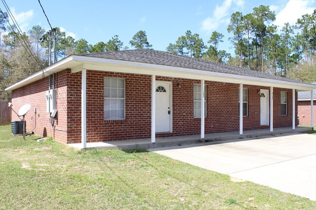 Building Photo - 2 bedroom 2 bathroom brick duplex in Milto...