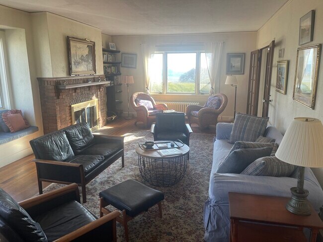 Foto del edificio - 6 Bass Rocks Rd