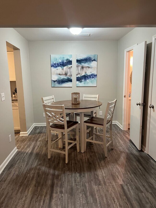 Foto del edificio - FULLY FURNISHED - Just steps to the beach! PERFECT FOR TRAVELING PROFESSIONALS!